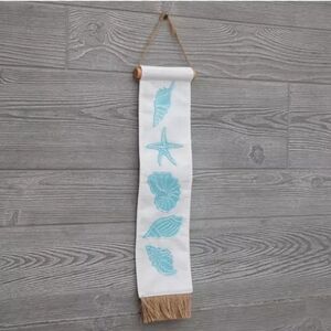 Small tapestry decor with sea shells